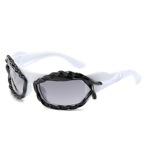 Gafas de sol Y2K futuristas con montura de plástico blanco y detalles retorcidos negros
