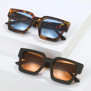 Classic square frame sunglasses with tortoiseshell and matte black retro gradient lenses