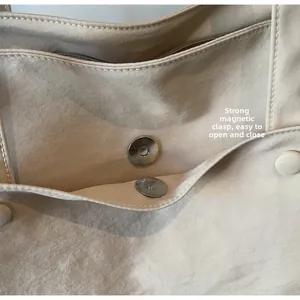 Detail of a thickened Oxford tote bag featuring a strong magnetic closure for easy access
