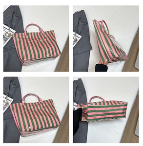 Vue détaillée des rayures et de la couche PVC imperméable du grand sac fourre-tout