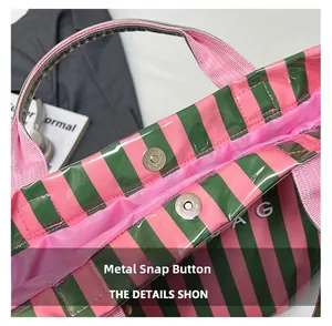 Détail du sac cabas rayé rose et vert avec un fermoir magnétique argenté brillant