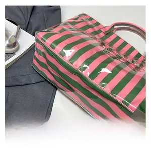 Détail de la texture rayée rose et verte brillante avec des coutures blanches uniformes