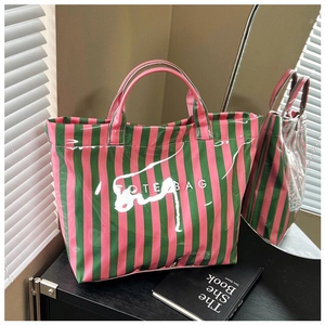 Gros plan du sac cabas rayé avec texture rose et verte et lettrage graphique