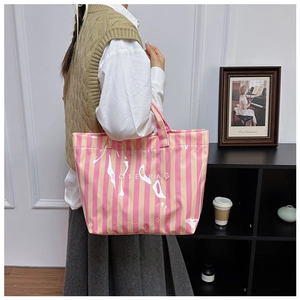 Gros plan du sac fourre-tout à rayures roses avec texture imperméable et texte blanc