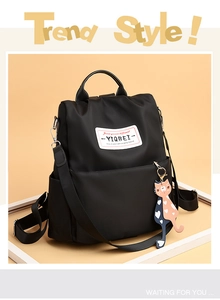 Détail du sac à dos noir en tissu Oxford avec un porte-clés chat mignon