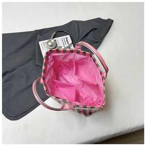 Vue intérieure du sac cabas rayé montrant les poches et la doublure rose vif