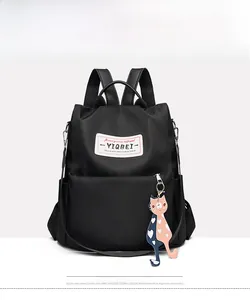 Vue de face sac à dos noir imperméable en tissu Oxford avec porte-clé chat et logo