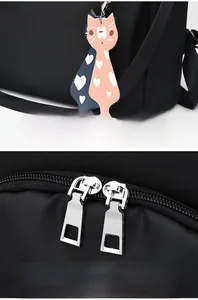 Détails du sac à dos en nylon noir avec breloque chat mignonne et fermetures éclair en métal