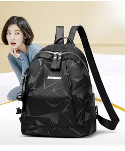 Détail du sac à dos noir imperméable avec motifs géométriques et porte-clé panda