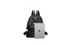 Comparaison de taille détaillée d'un sac à dos en nylon noir imperméable avec une tablette iPad