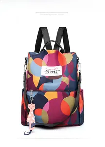 Dettaglio dello zaino in tessuto oxford stampato con ciondolo a gatto e patch del logo