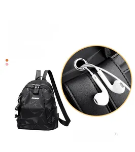 Détail du port d'écouteur en métal et du tissu Oxford imperméable du sac à dos noir