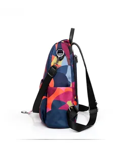 Vista laterale dello zaino oxford stampato con dettagli di cerniere e tasche laterali