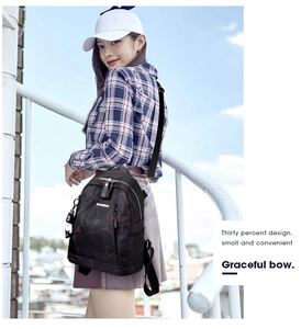 Vue latérale d'un sac à dos compact en nylon noir avec motifs géométriques rouges sur modèle