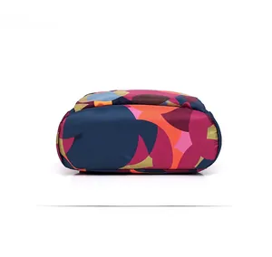 Vista inferiore dello zaino in nylon capiente con stampa floreale astratta colorata