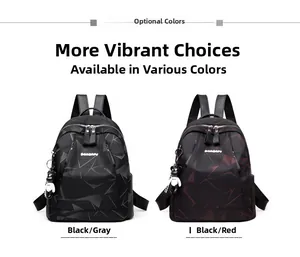 Détail de sacs à dos en tissu Oxford imperméable avec motifs géométriques et porte-clés ours
