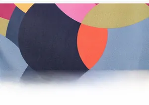 Dettaglio del tessuto oxford con motivi geometrici circolari colorati e trama del materiale