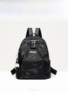 Détail du sac à dos en tissu Oxford imperméable avec motif géométrique et pendentif