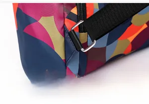 Cuciture a triangolo rinforzate su uno zaino in tessuto Oxford con stampa geometrica