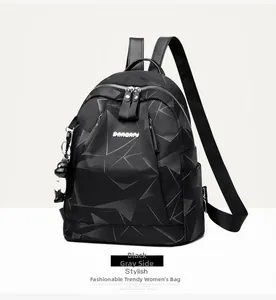 Détail d'un sac à dos imperméable en tissu Oxford avec motifs géométriques et poche