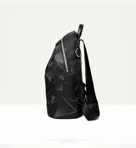 Vue latérale du sac à dos oxford noir avec motifs géométriques gris et fermetures argent