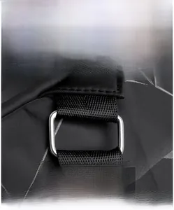 Détail de la boucle en métal argenté et coutures renforcées sur le sac à dos en nylon