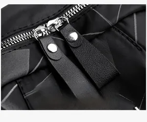 Vue macro de fermetures éclair doubles avec tirettes en cuir noir sur un sac imperméable