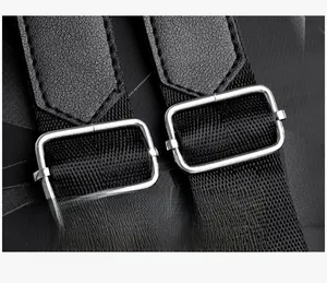 Gros plan de la bandoulière réglable avec boucles argentées sur le sac à dos noir