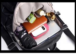 Vue de haut des compartiments spacieux pour ordinateur et accessoires d'un sac à dos noir