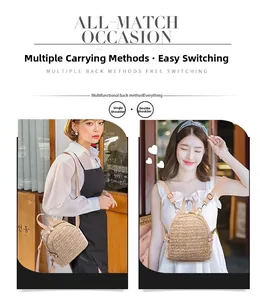Dettaglio dello zaino in paglia beige con accenti di perle e ciondolo a fiore