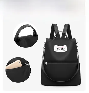 Détail du sac à dos en tissu Oxford montrant la poche avant pour ranger un téléphone portable