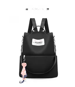 Détail du sac à dos en tissu Oxford avec pendentif chat mignon et étiquette