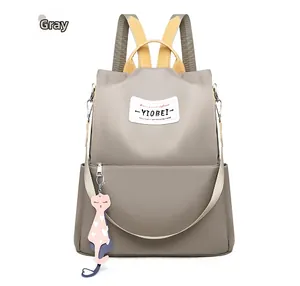 Sac à dos gris en tissu oxford pour femme avec un charme chat rose et une étiquette tissée