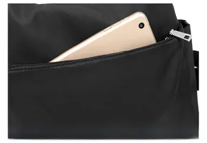 Détail du sac à dos Oxford montrant la poche zippée avant pour une tablette