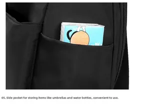 Détail macro d'une poche latérale de sac à dos en oxford avec un paquet de mouchoirs