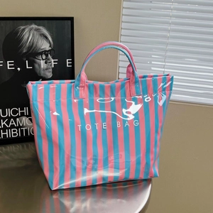 Sac fourre-tout chic à rayures roses et bleues, finition brillante pour la plage
