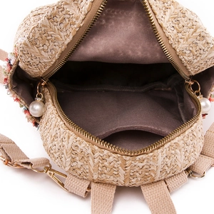 Zaino in paglia intrecciata beige chiaro con perla sulla zip e spalline marroni