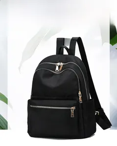 Détail d'un sac à dos en nylon noir imperméable avec fermetures éclair en métal doré
