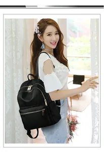 Sac à dos noir en nylon imperméable de voyage montré de profil sur un mannequin