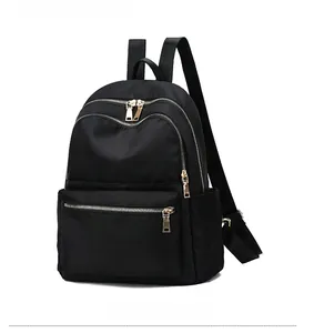Vue latérale du sac à dos en nylon noir imperméable avec fermetures éclair dorées