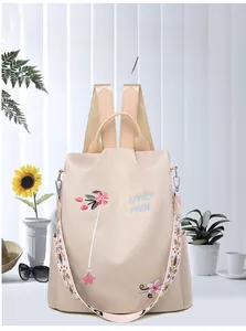 Detail der Blumenstickerei und des ethnischen Trägers am beigen Diebstahlschutz Rucksack