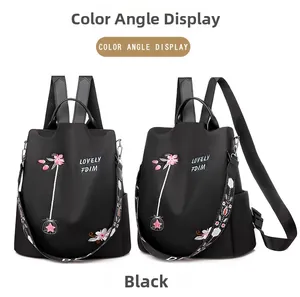 Detail der ethnischen 3D-Stickerei mit Blumenmotiven auf wasserdichtem schwarzem Rucksack