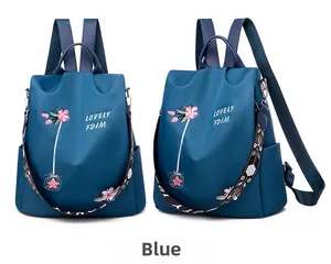 Detailansicht der ethnischen 3D-Blumenstickerei und wasserfestem Nylon auf blauem Rucksack