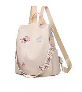 Detail der floralen 3D-Stickerei und breiter Ethno-Schultergurt am beige Rucksack