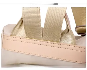 Detailansicht der verstärkten Nähte und Lederbesätze am beige Oxford Rucksack