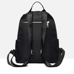 Sac à dos de voyage noir en Oxford imperméable avec poche antivol et finitions dorées