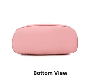 Vista dal basso del fondo ovale dello zaino in nylon rosa con cuciture rinforzate