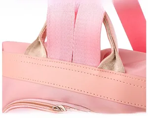 Dettaglio dello zaino rosa con cuciture rinforzate e struttura del manico superiore
