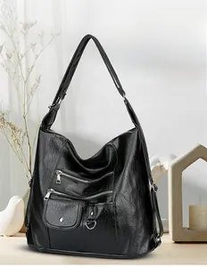 Gros plan détaillé d'un grand sac à bandoulière noir vintage avec poches et fermetures éclair