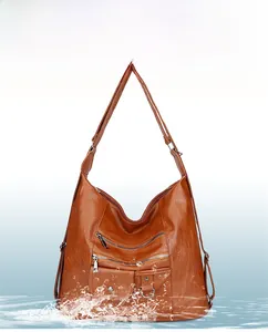 Sac bandoulière imperméable en cuir marron avec plusieurs poches zippées de rangement